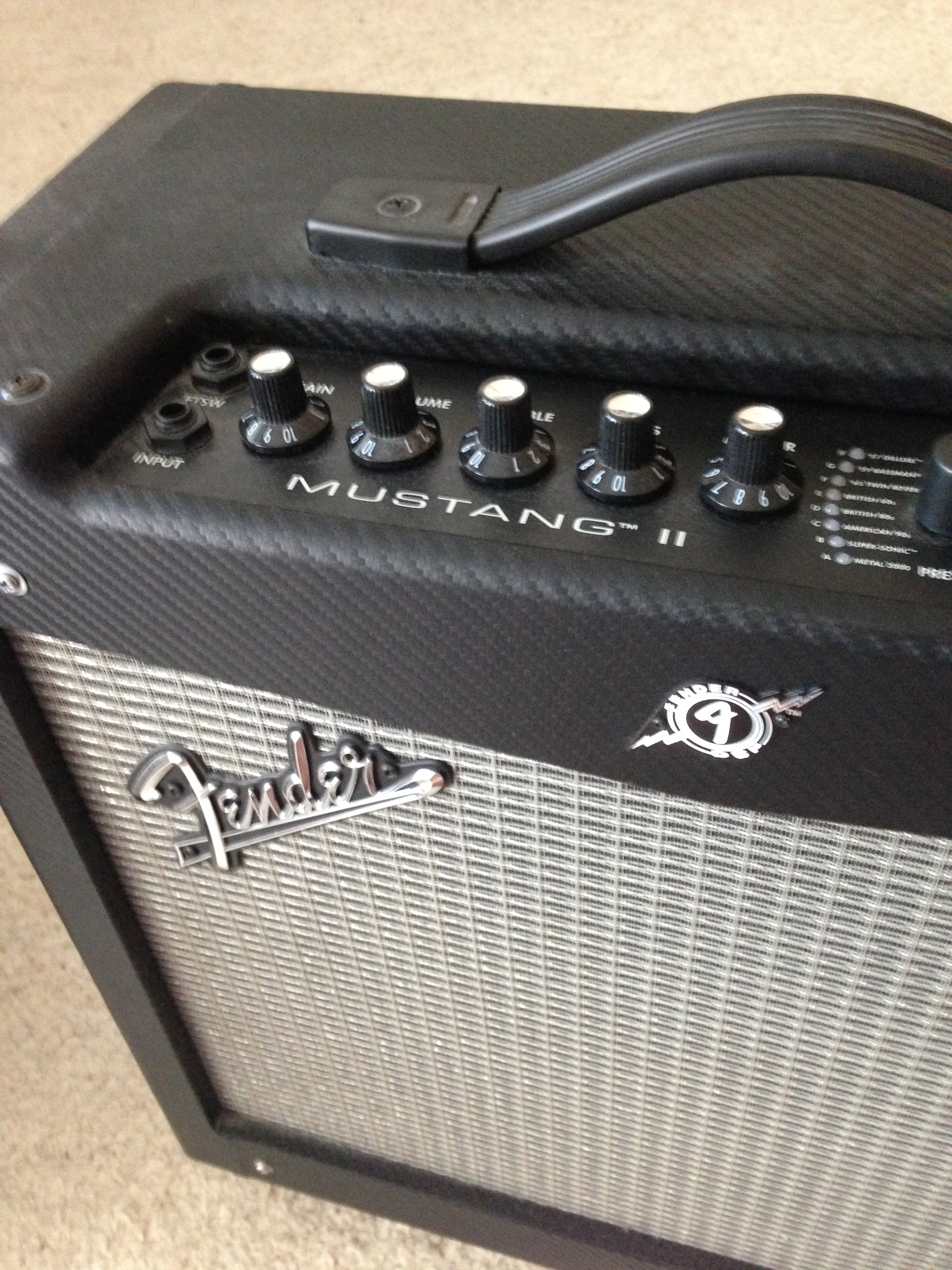Mallintava kitaravahvistin Fender Mustang II otetaan erikseen käsittelyyn myöhemmin.