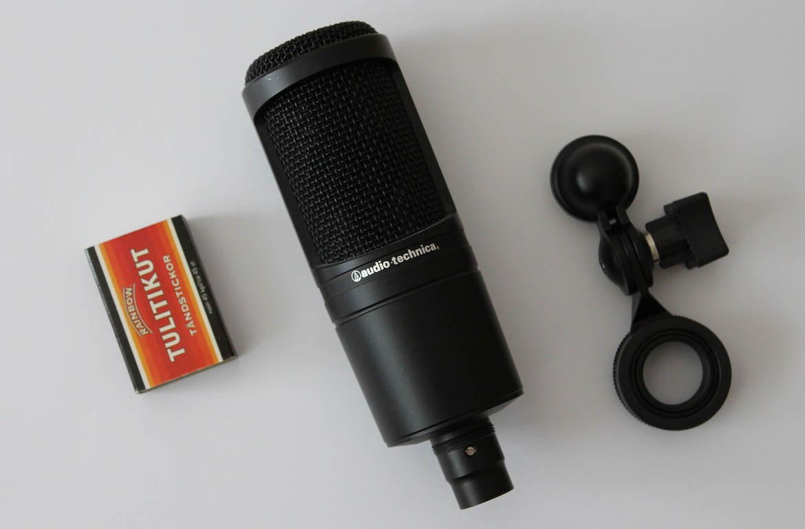 Audio-Technica AT2020 on tyypillinen kondensaattorimikrofoni: suurikalvoinen mutta pienikokoinen.