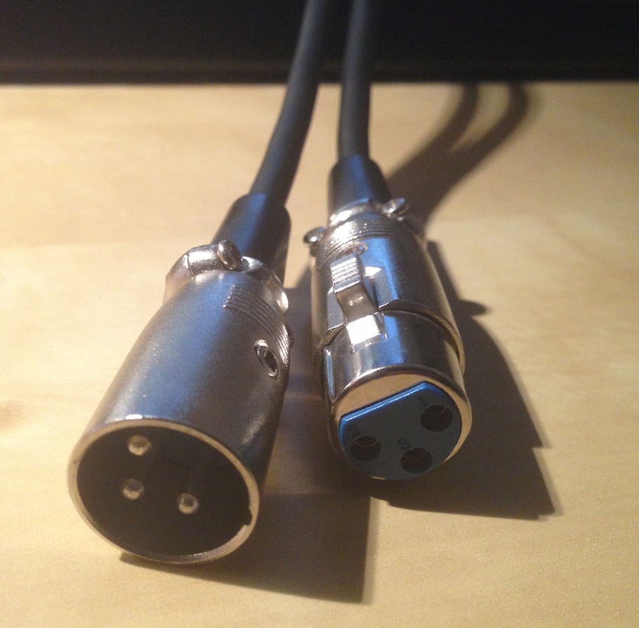 Hyvälaatuiset studiomikrofonit kytketään äänityslaitteisiin XLR-liittimillä.